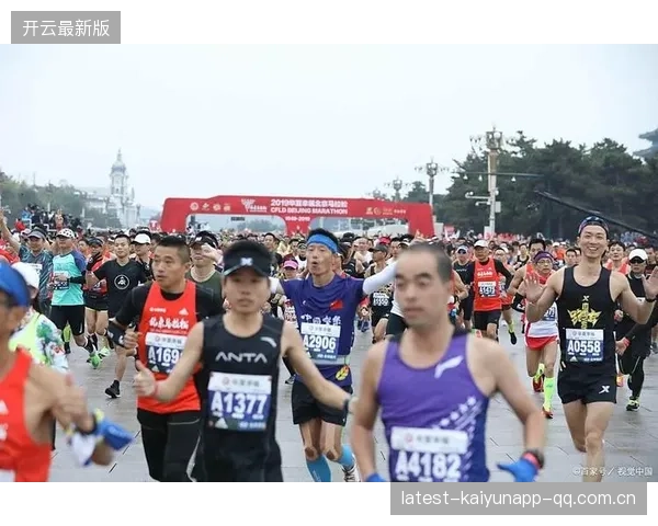 足球运动员参加马拉松为公益筹款，跨界魅力显现